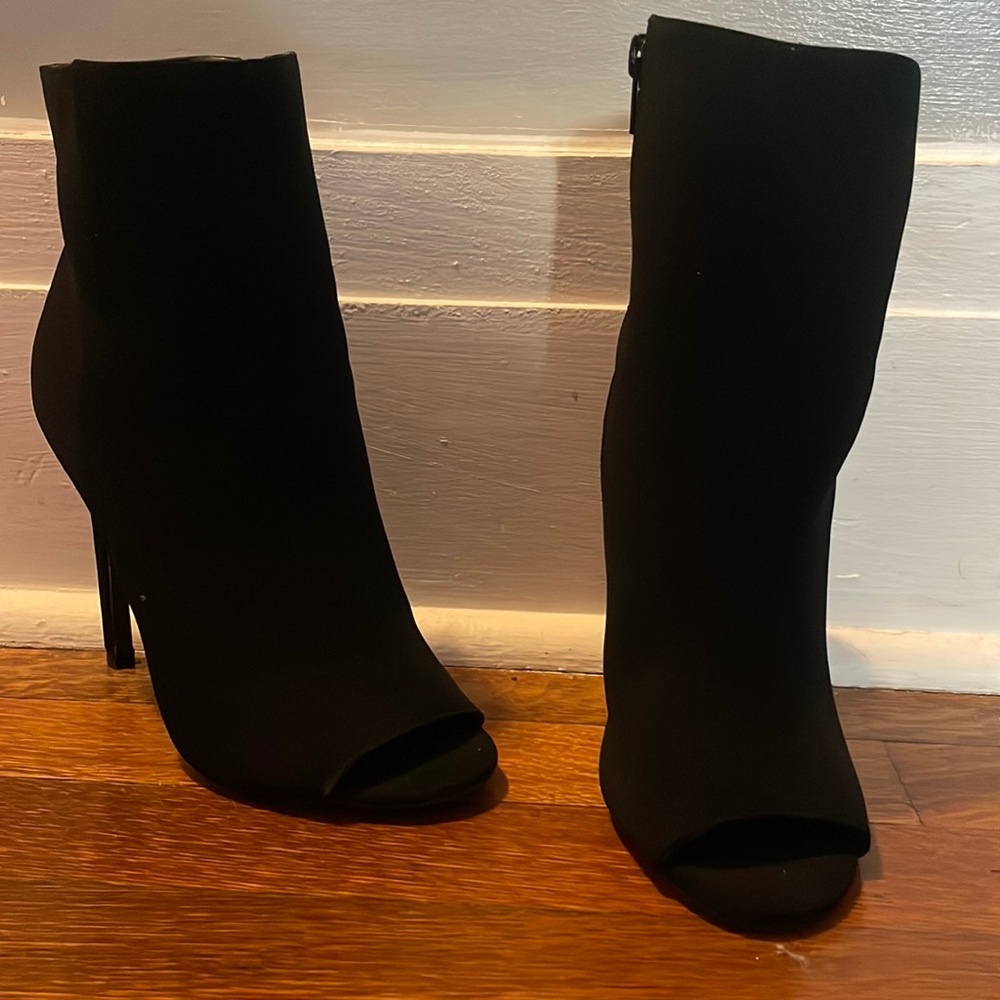 Size 6 used for a photo shoot once ! Come grab these babies size 6
